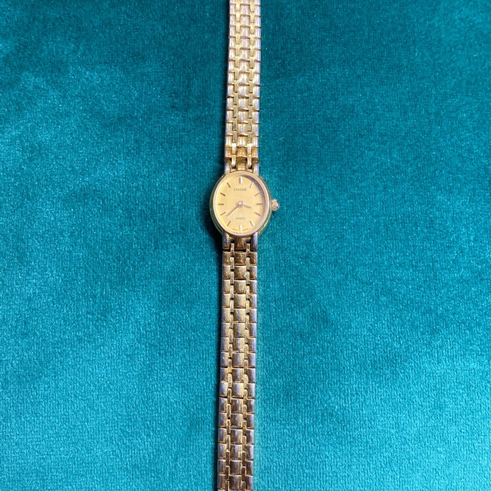 Pulsar Women's Analog Watch Gold Toned Bracelet Band New Batery